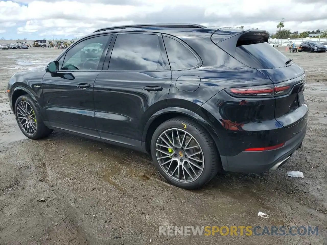 2 fotografías del automóvil dañado WP1AE2AYXMDA24972 PORSCHE CAYENNE 2021