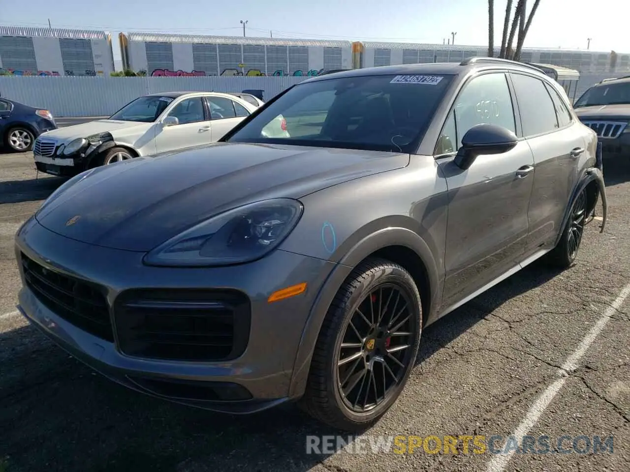 2 fotografías del automóvil dañado WP1AG2AY2MDA33885 PORSCHE CAYENNE 2021