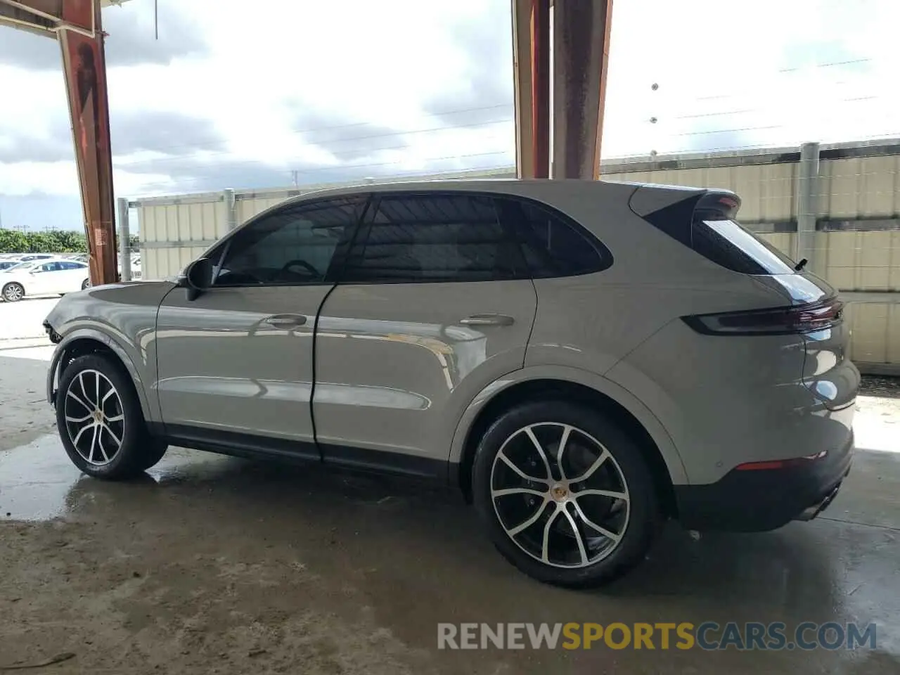 2 fotografías del automóvil dañado WP1AA2AY3RDA05182 PORSCHE CAYENNE 2024