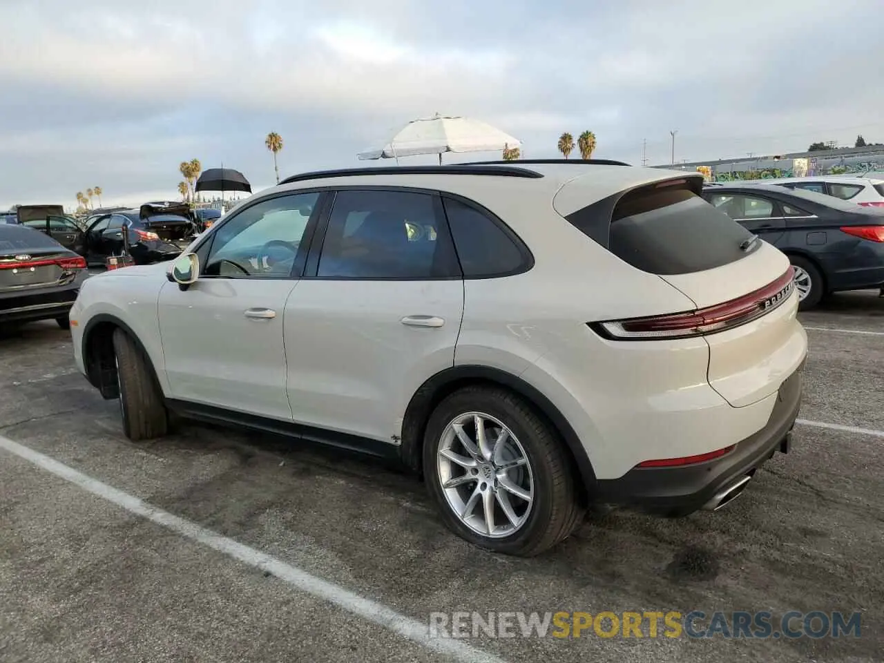 2 fotografías del automóvil dañado WP1AA2AY4RDA10228 PORSCHE CAYENNE 2024