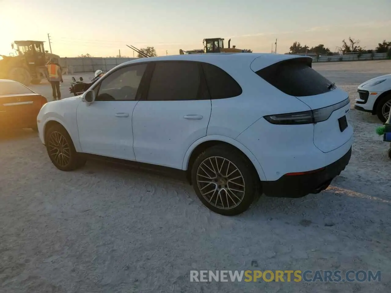 2 fotografías del automóvil dañado WP1AA2AY2PDA01640 PORSCHE CAYENNE BA 2023