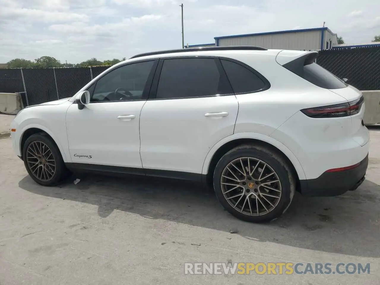 2 fotografías del automóvil dañado WP1AA2AY9PDA03207 PORSCHE CAYENNE BA 2023