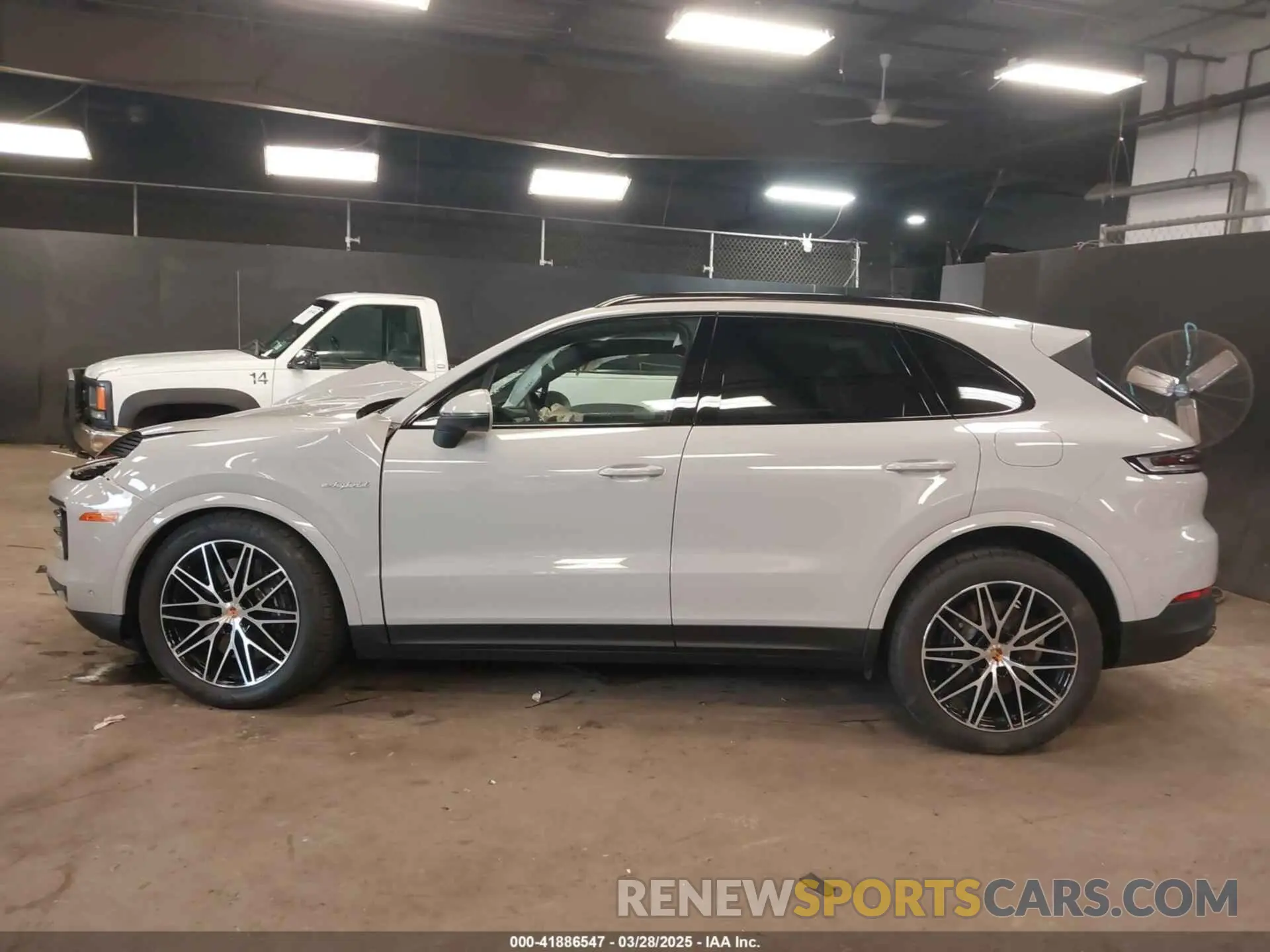 15 fotografías del automóvil dañado WP1AE2AY2SDA16359 PORSCHE CAYENNE E-HYBRID 2025