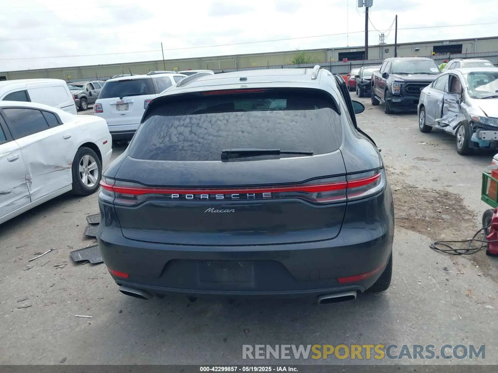 16 fotografías del automóvil dañado WP1AA2A55MLB07555 PORSCHE MACAN 2021