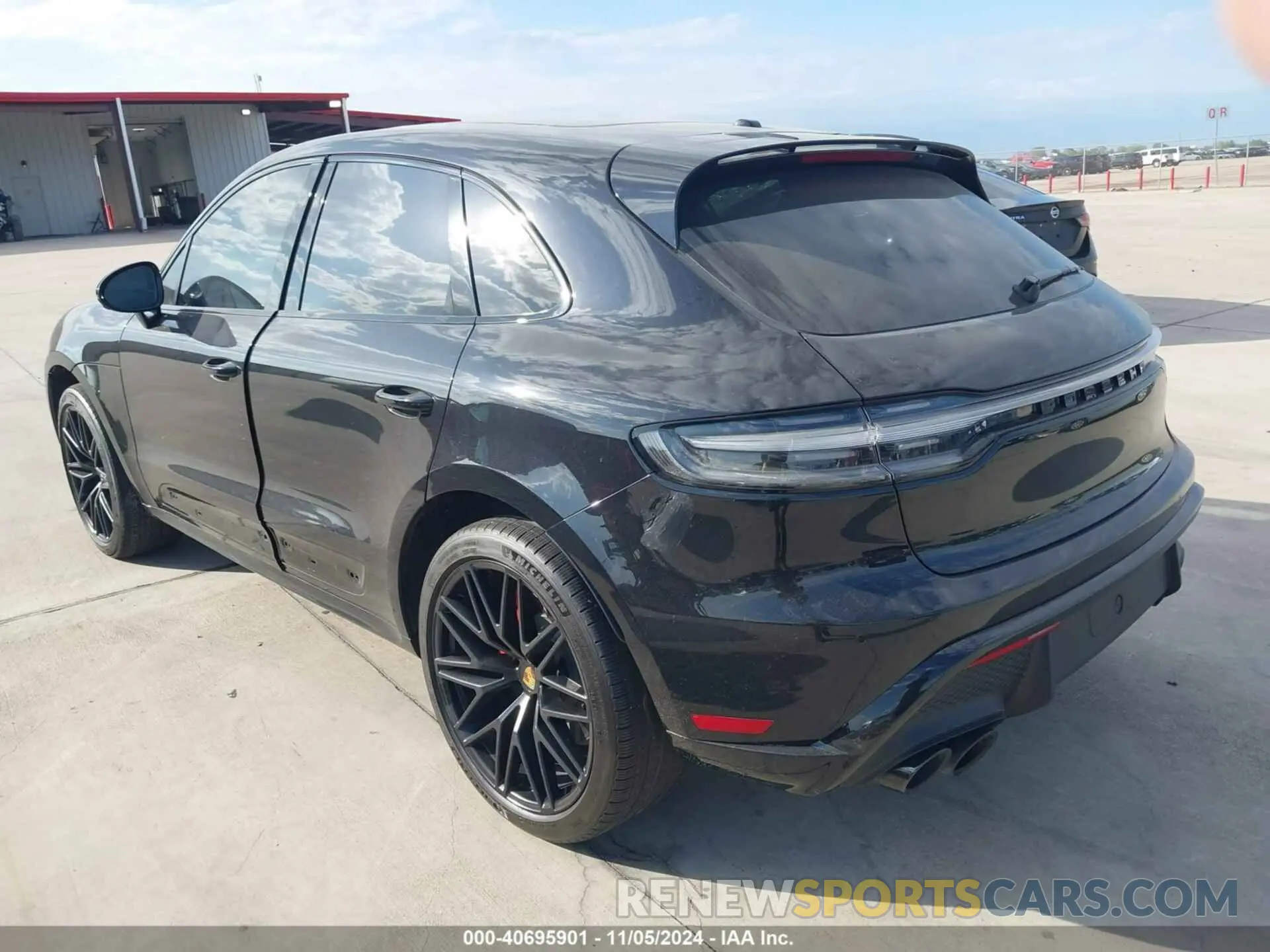 3 fotografías del automóvil dañado WP1AF2A52NLB32416 PORSCHE MACAN 2022