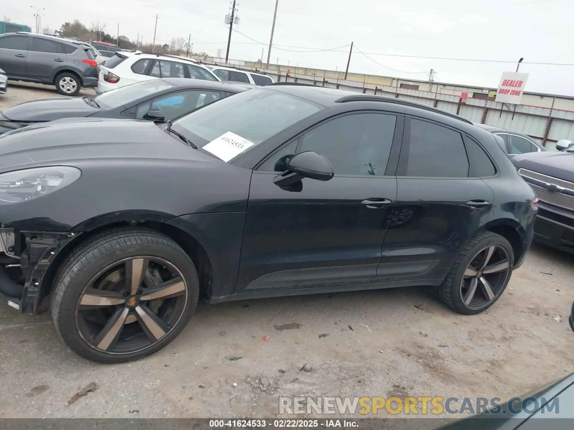 15 fotografías del automóvil dañado WP1AA2A54PLB16364 PORSCHE MACAN 2023
