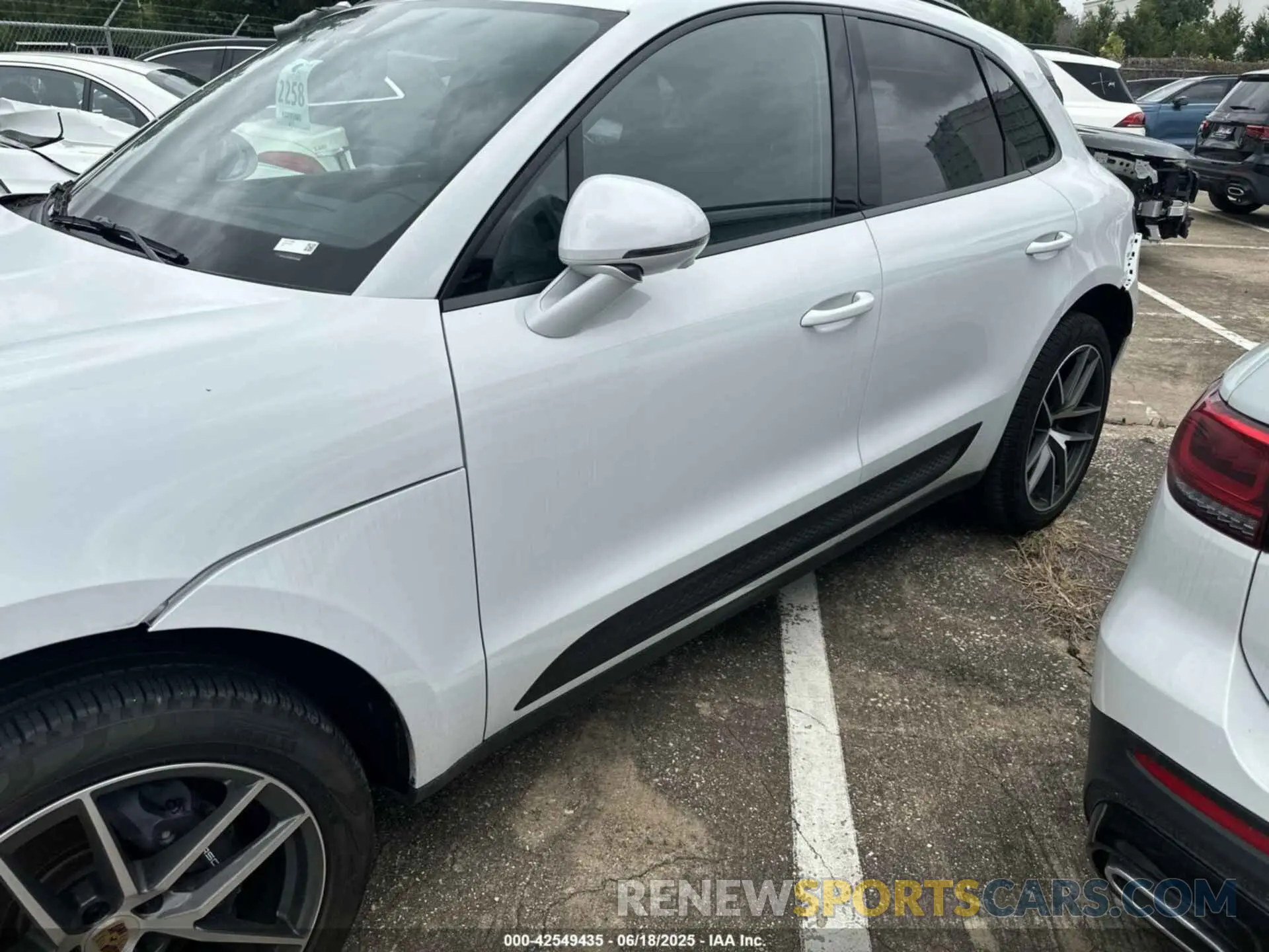 2 fotografías del automóvil dañado WP1AA2A56PLB15488 PORSCHE MACAN 2023