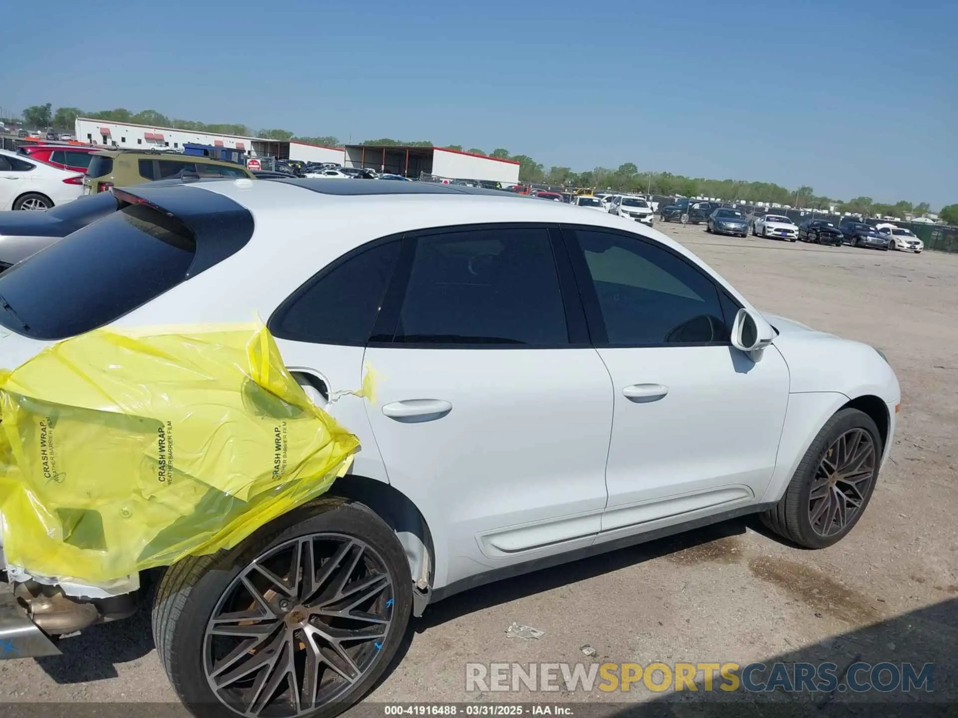 14 fotografías del automóvil dañado WP1AA2A57PLB21266 PORSCHE MACAN 2023