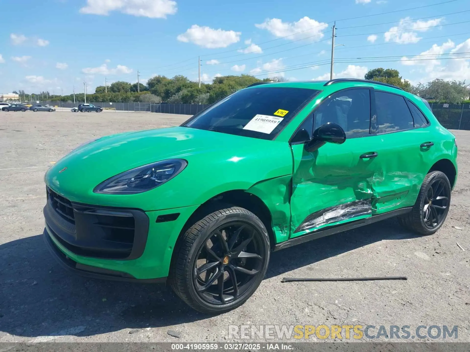 2 fotografías del automóvil dañado WP1AF2A55PLB56955 PORSCHE MACAN 2023
