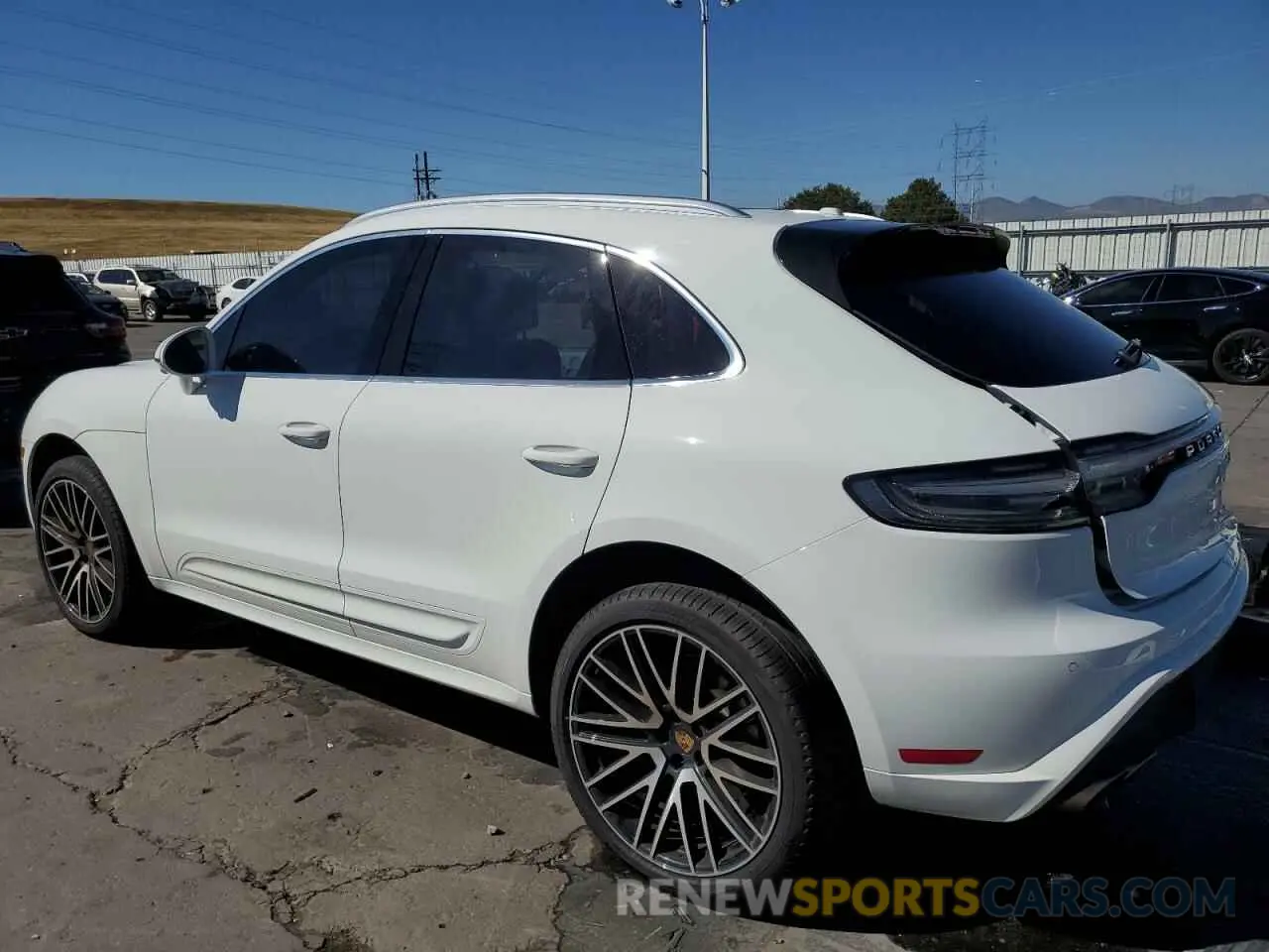 2 fotografías del automóvil dañado WP1AG2A57PLB36302 PORSCHE MACAN 2023