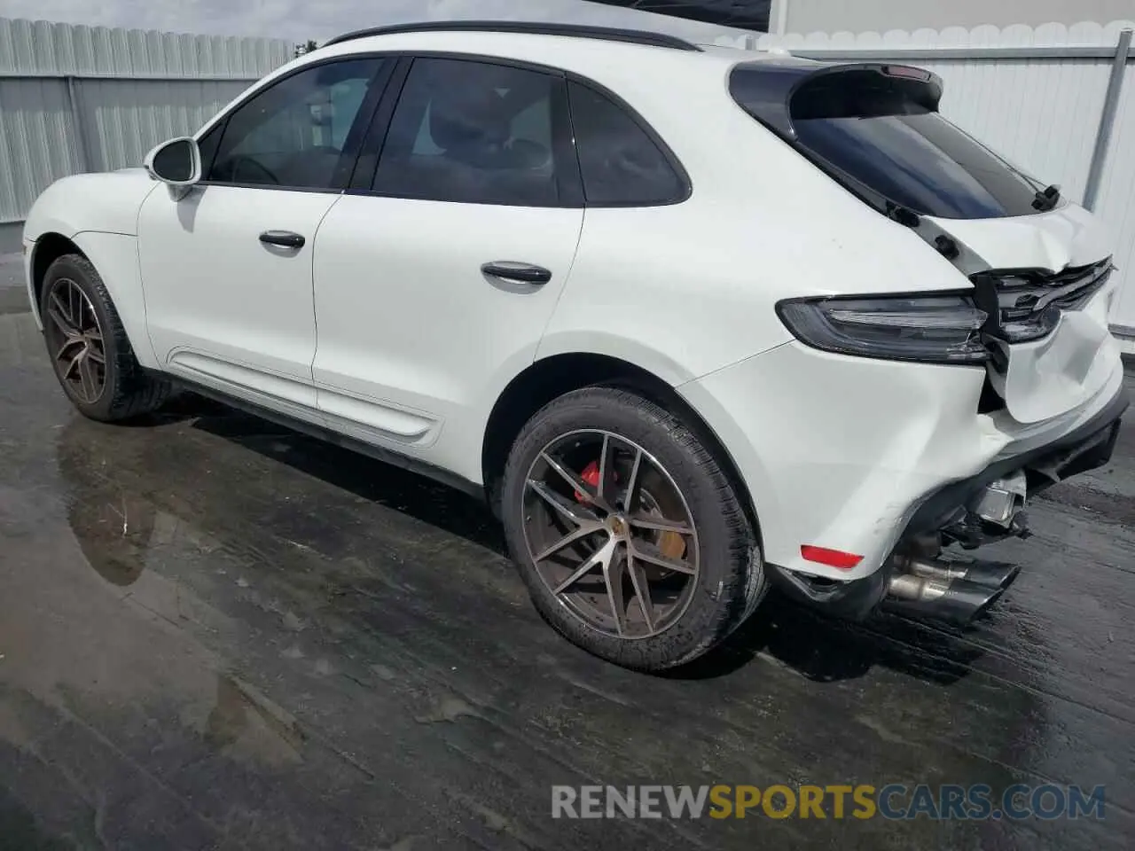 2 fotografías del automóvil dañado WP1AG2A58PLB41539 PORSCHE MACAN 2023