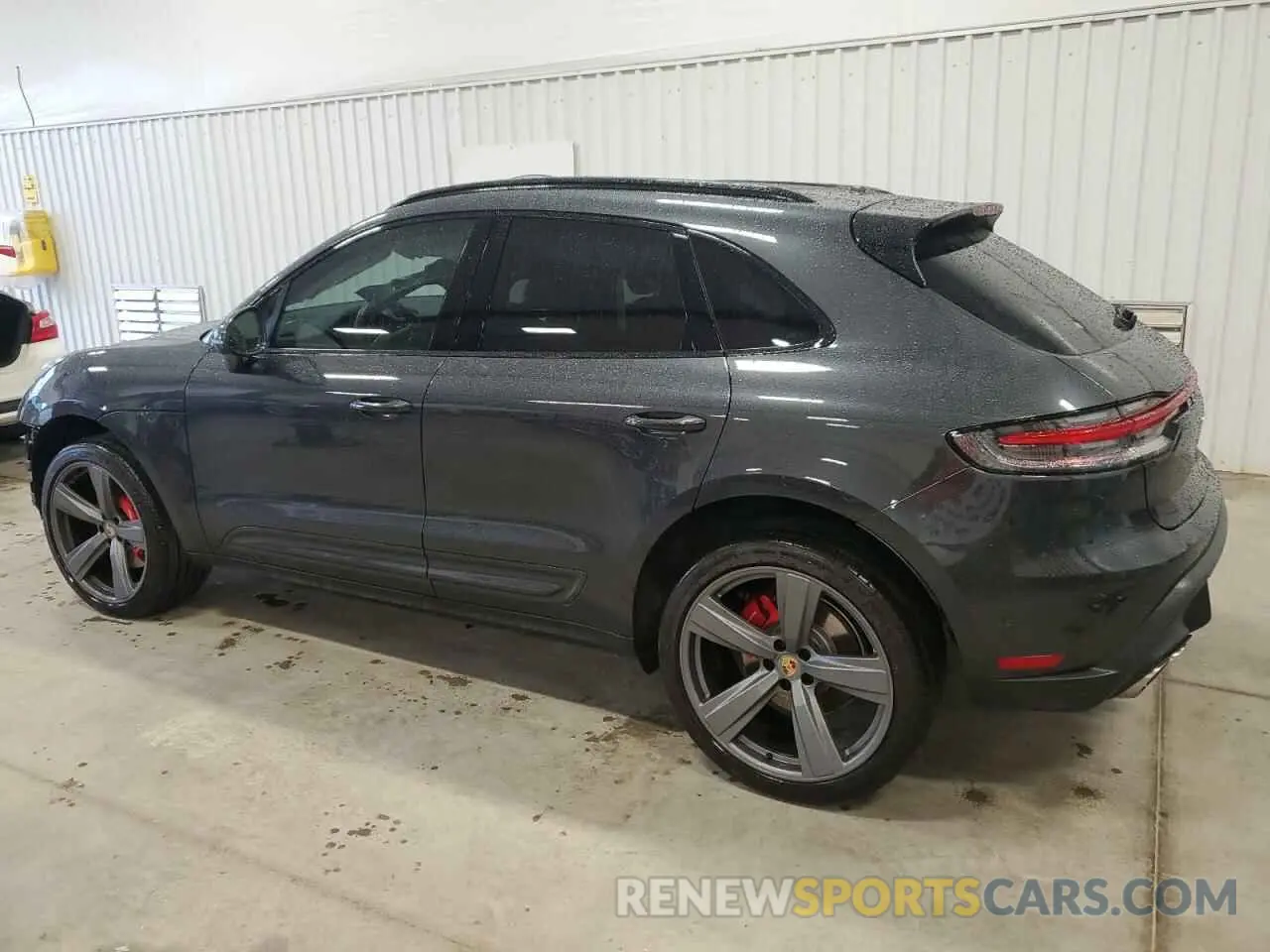 2 fotografías del automóvil dañado WP1AG2A58PLB41864 PORSCHE MACAN 2023