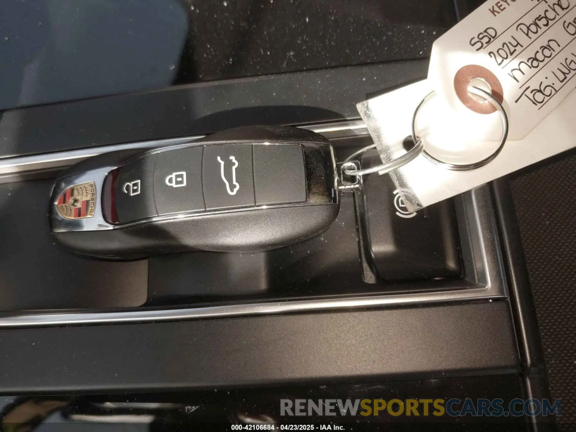11 fotografías del automóvil dañado WP1AF2A5XRLB57439 PORSCHE MACAN 2024