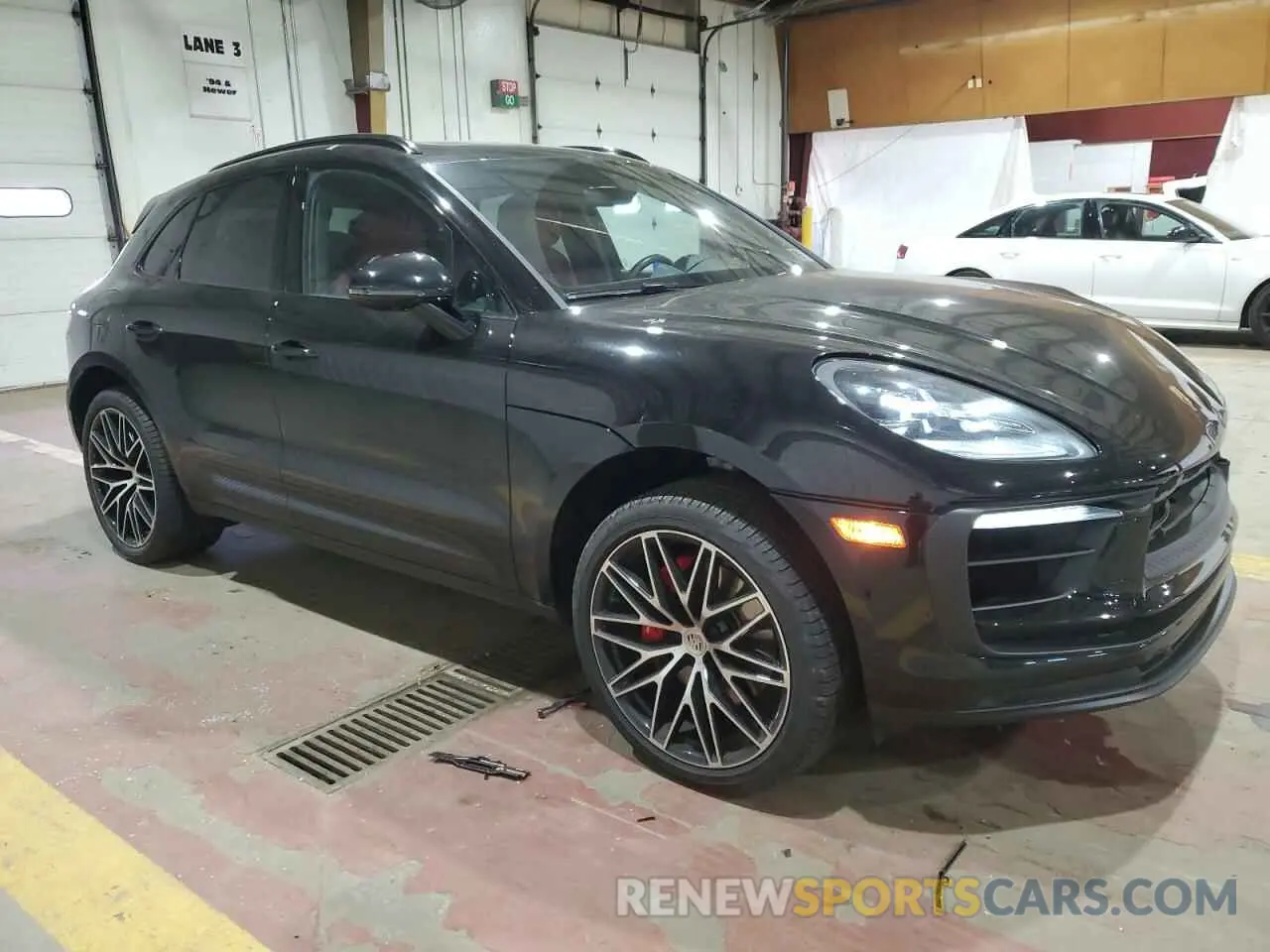 4 fotografías del automóvil dañado WP1AG2A52RLB39370 PORSCHE MACAN 2024