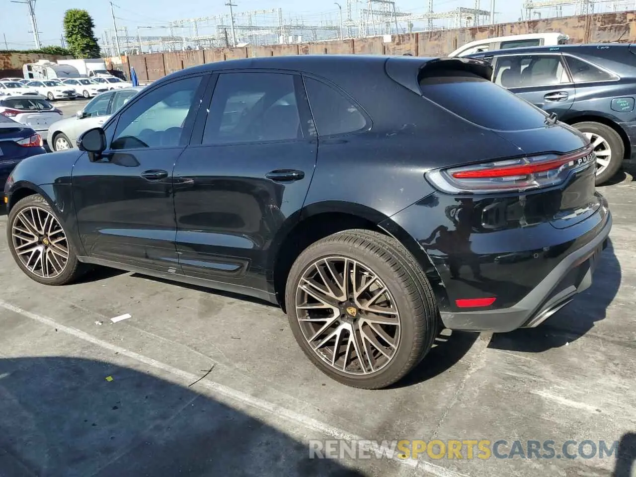 2 fotografías del automóvil dañado WP1AA2A51PLB21313 PORSCHE MACAN BASE 2023