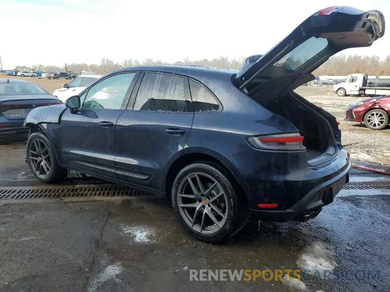 2 fotografías del automóvil dañado WP1AA2A55PLB15269 PORSCHE MACAN BASE 2023