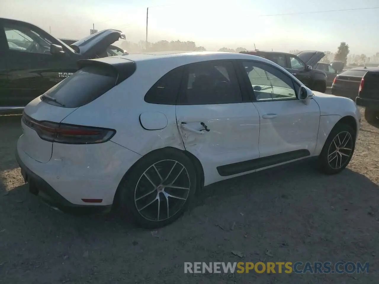 3 fotografías del automóvil dañado WP1AA2A57PLB20327 PORSCHE MACAN BASE 2023