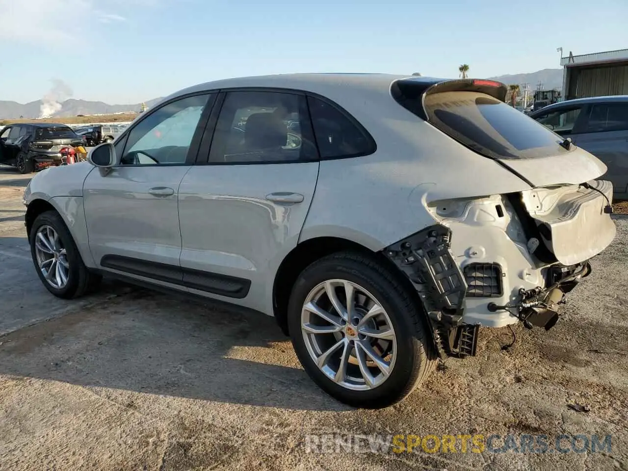 2 fotografías del automóvil dañado WP1AA2A53RLB11434 PORSCHE MACAN BASE 2024