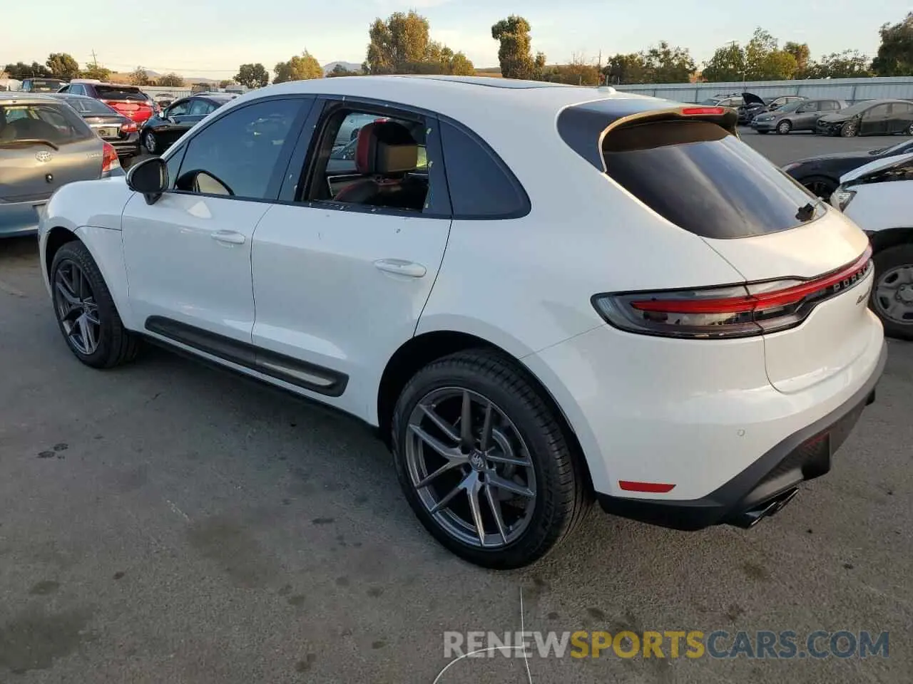 2 fotografías del automóvil dañado WP1AA2A53RLB17945 PORSCHE MACAN BASE 2024