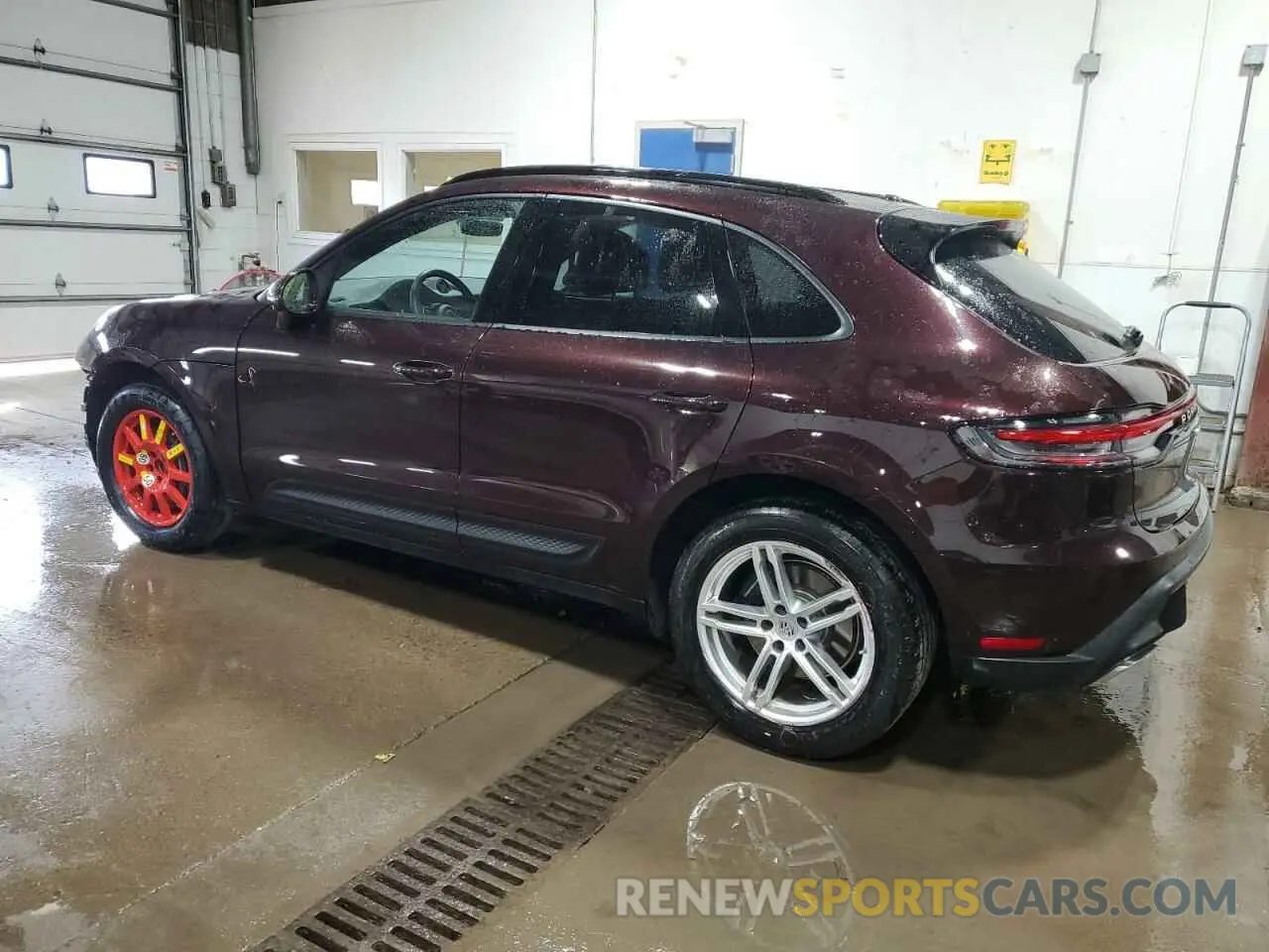 2 fotografías del automóvil dañado WP1AA2A55RLB06705 PORSCHE MACAN BASE 2024
