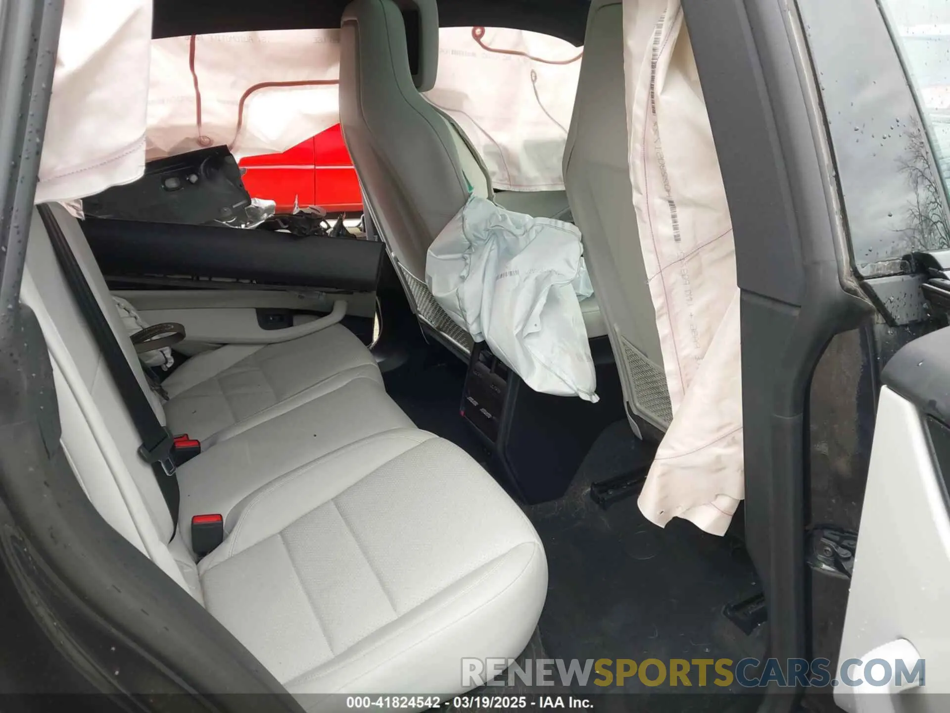 8 fotografías del automóvil dañado WP1AA2XAXRL000512 PORSCHE MACAN ELECTRIC 2024