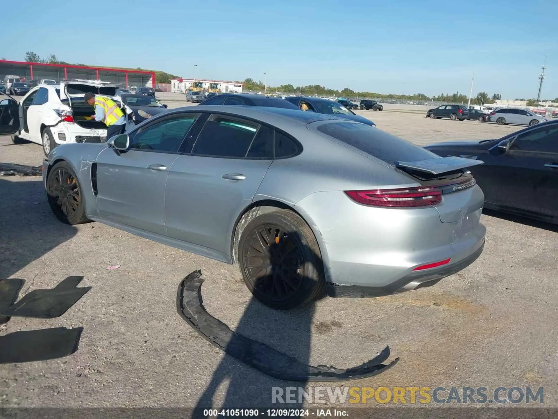 3 fotografías del automóvil dañado WP0AA2A70KL100349 PORSCHE PANAMERA 2019