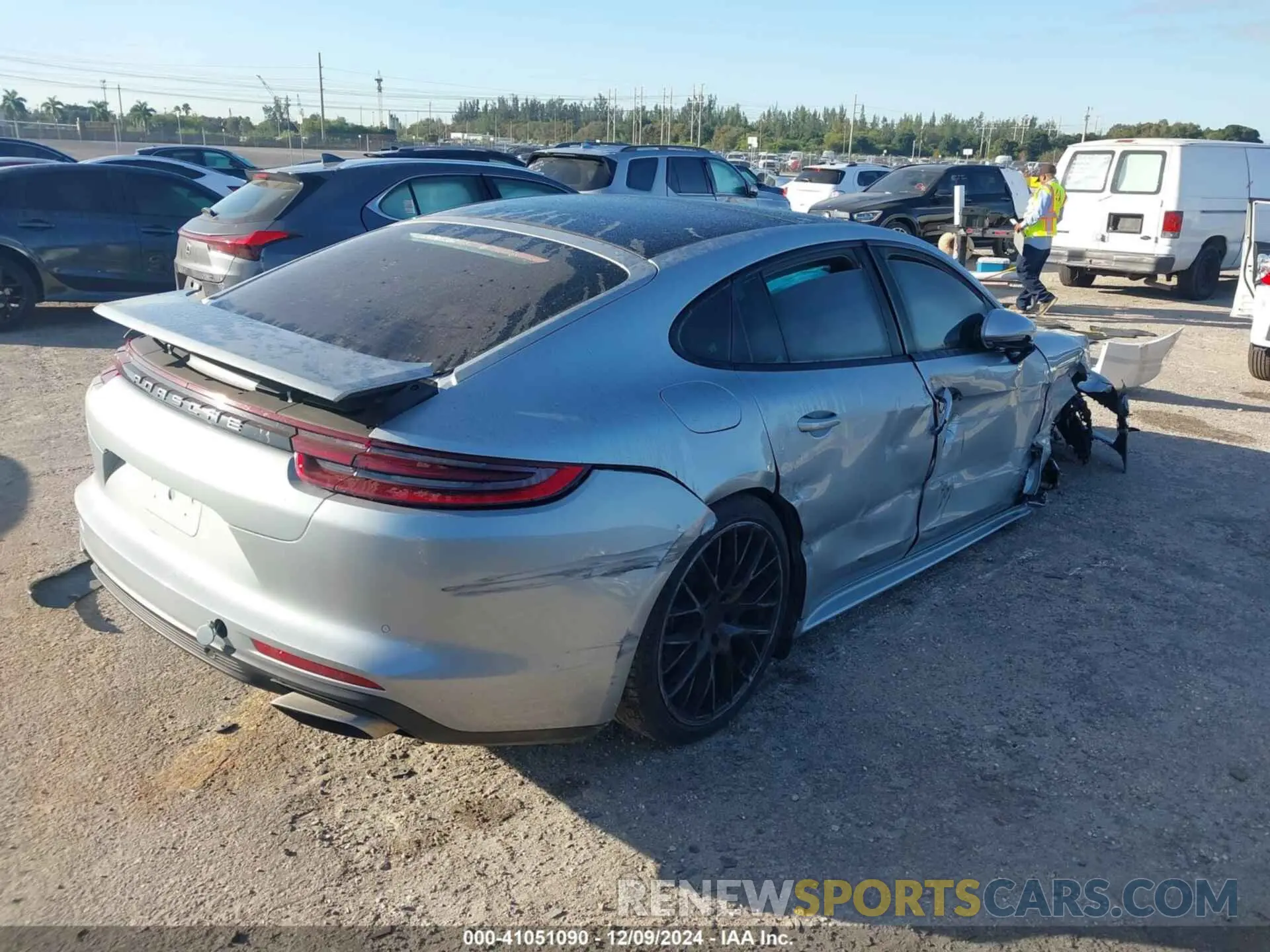 4 fotografías del automóvil dañado WP0AA2A70KL100349 PORSCHE PANAMERA 2019