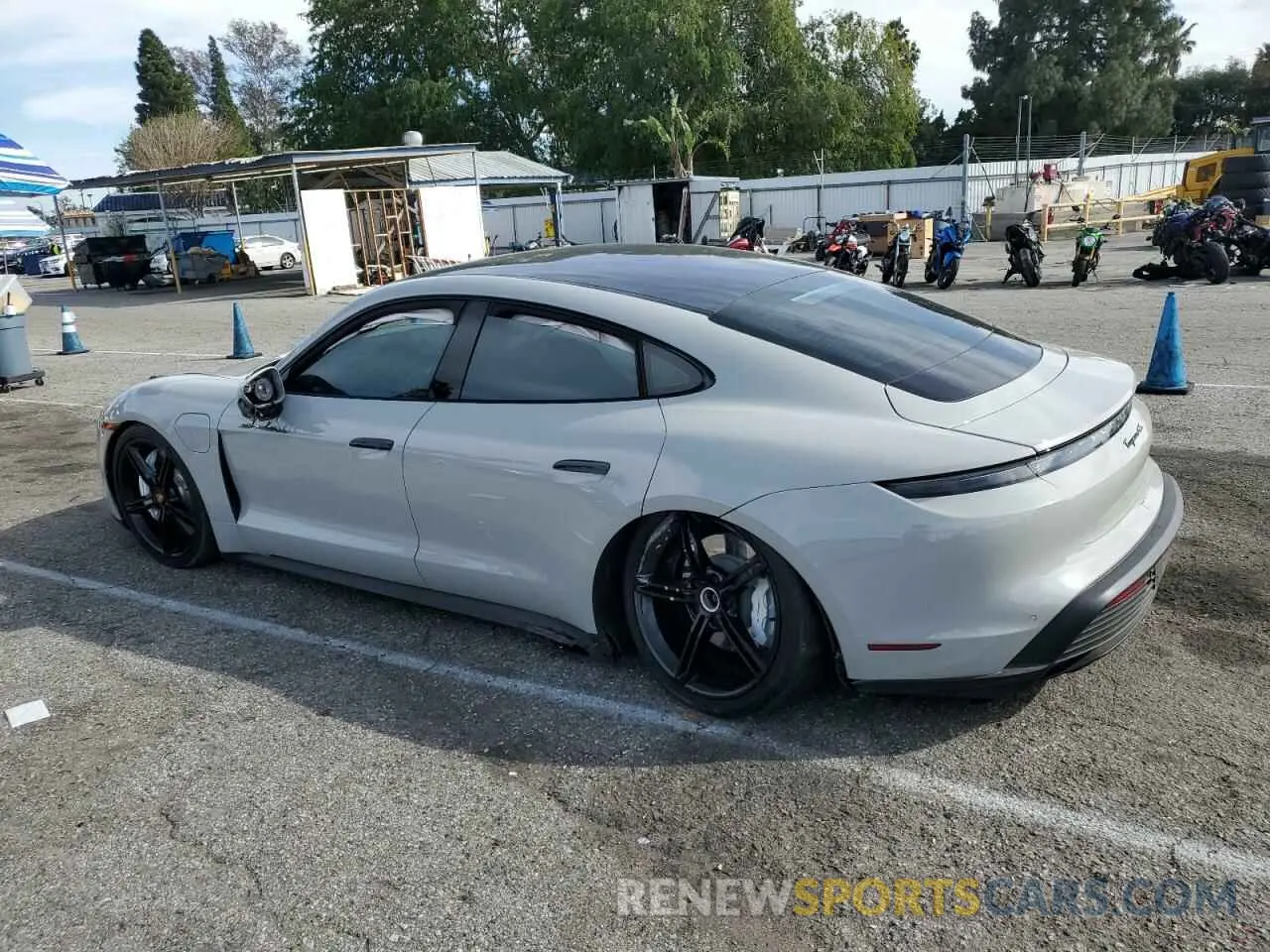 2 fotografías del automóvil dañado WP0AB2Y16PSA35585 PORSCHE TAYCAN 2023