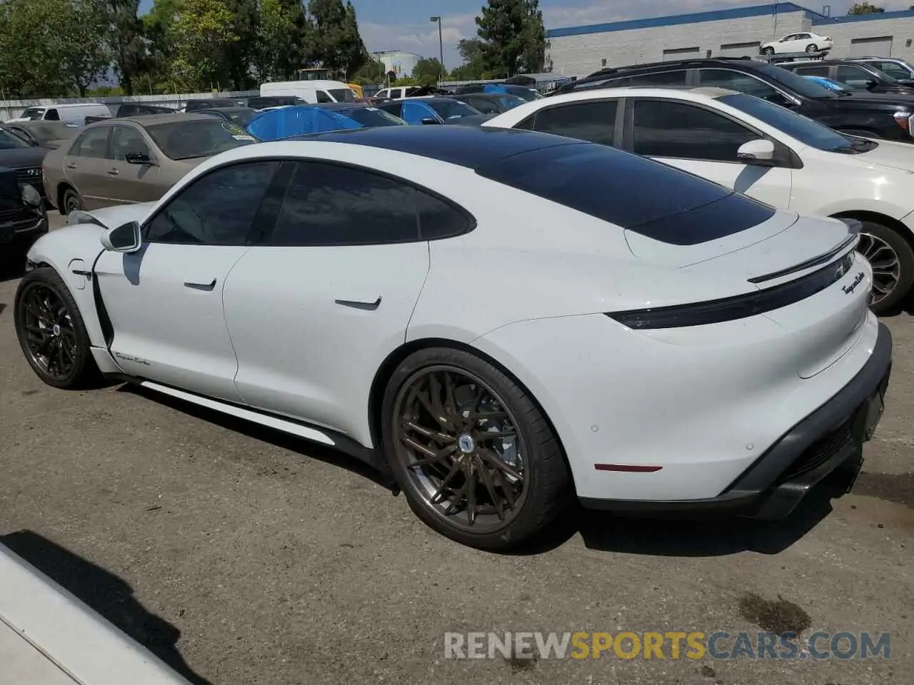 2 fotografías del automóvil dañado WP0AC2Y17PSA52022 PORSCHE TAYCAN 2023