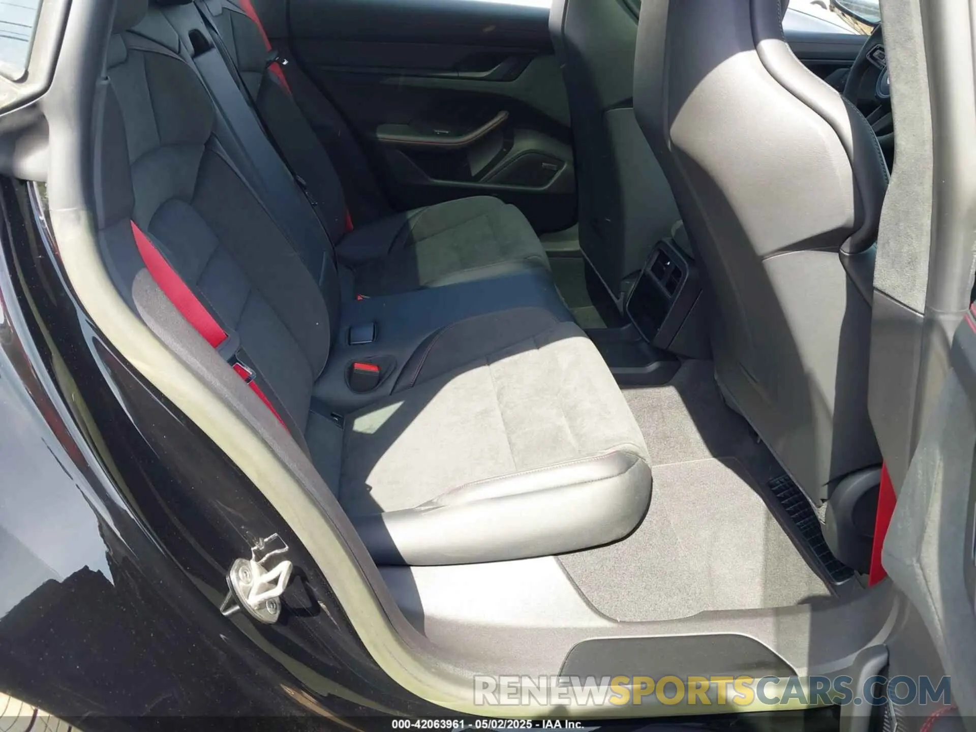 8 fotografías del automóvil dañado WP0AD2Y13PSA48174 PORSCHE TAYCAN 2023