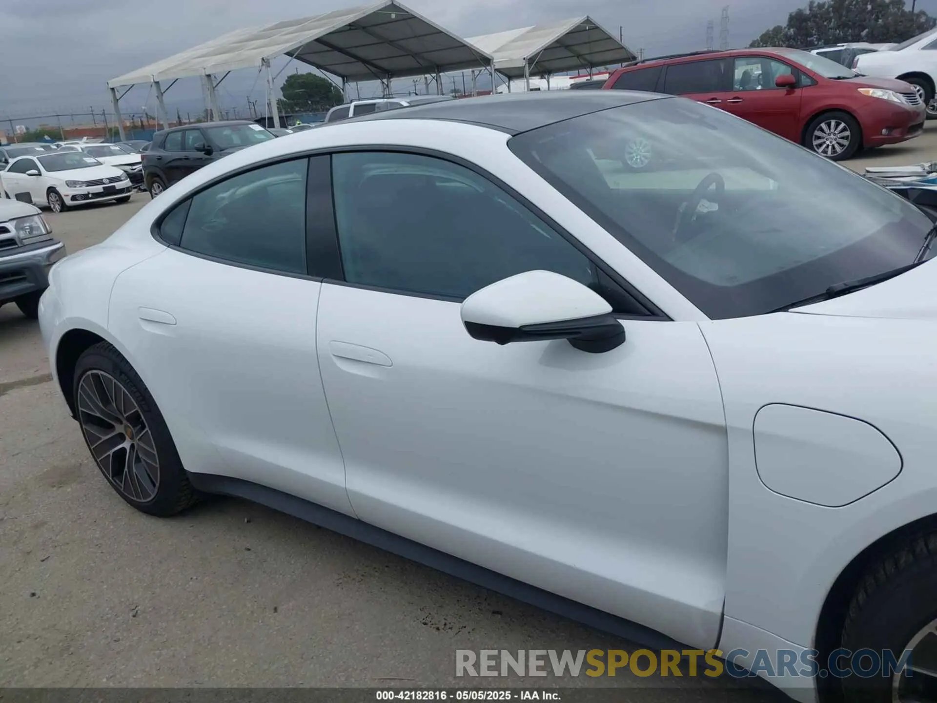 13 fotografías del automóvil dañado WP0AA2Y13RSA10794 PORSCHE TAYCAN 2024