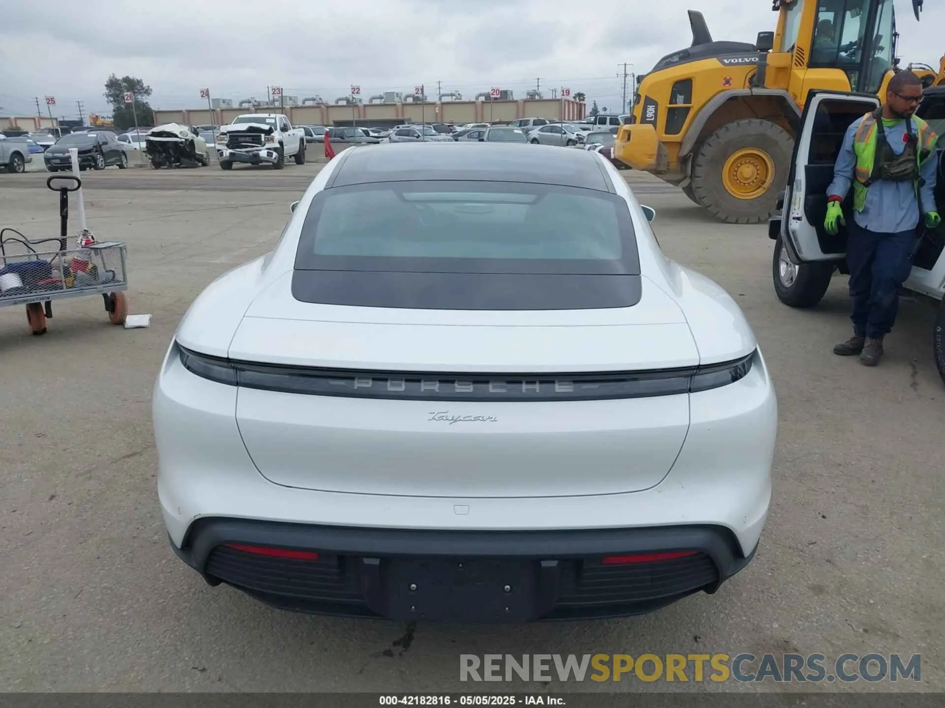 16 fotografías del automóvil dañado WP0AA2Y13RSA10794 PORSCHE TAYCAN 2024
