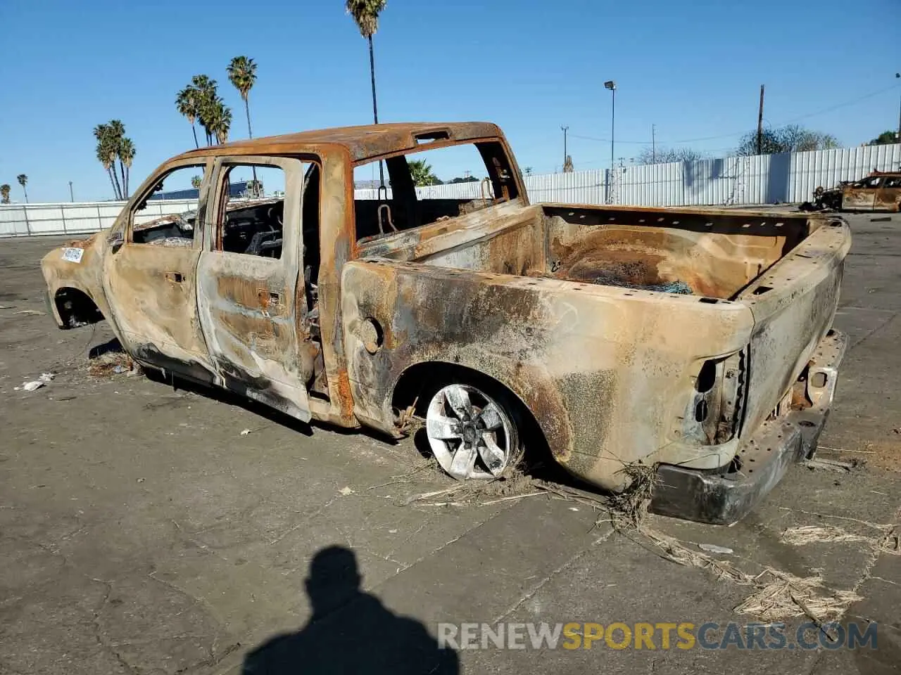 2 fotografías del automóvil dañado 1C6RR6KMXKS750617 RAM 1500 2019