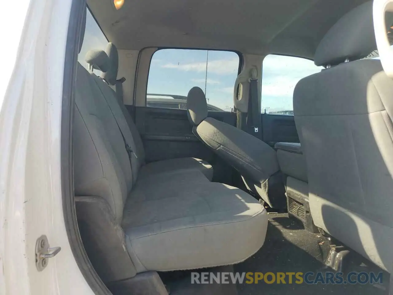 10 fotografías del automóvil dañado 1C6RR7KM0KS675643 RAM 1500 2019