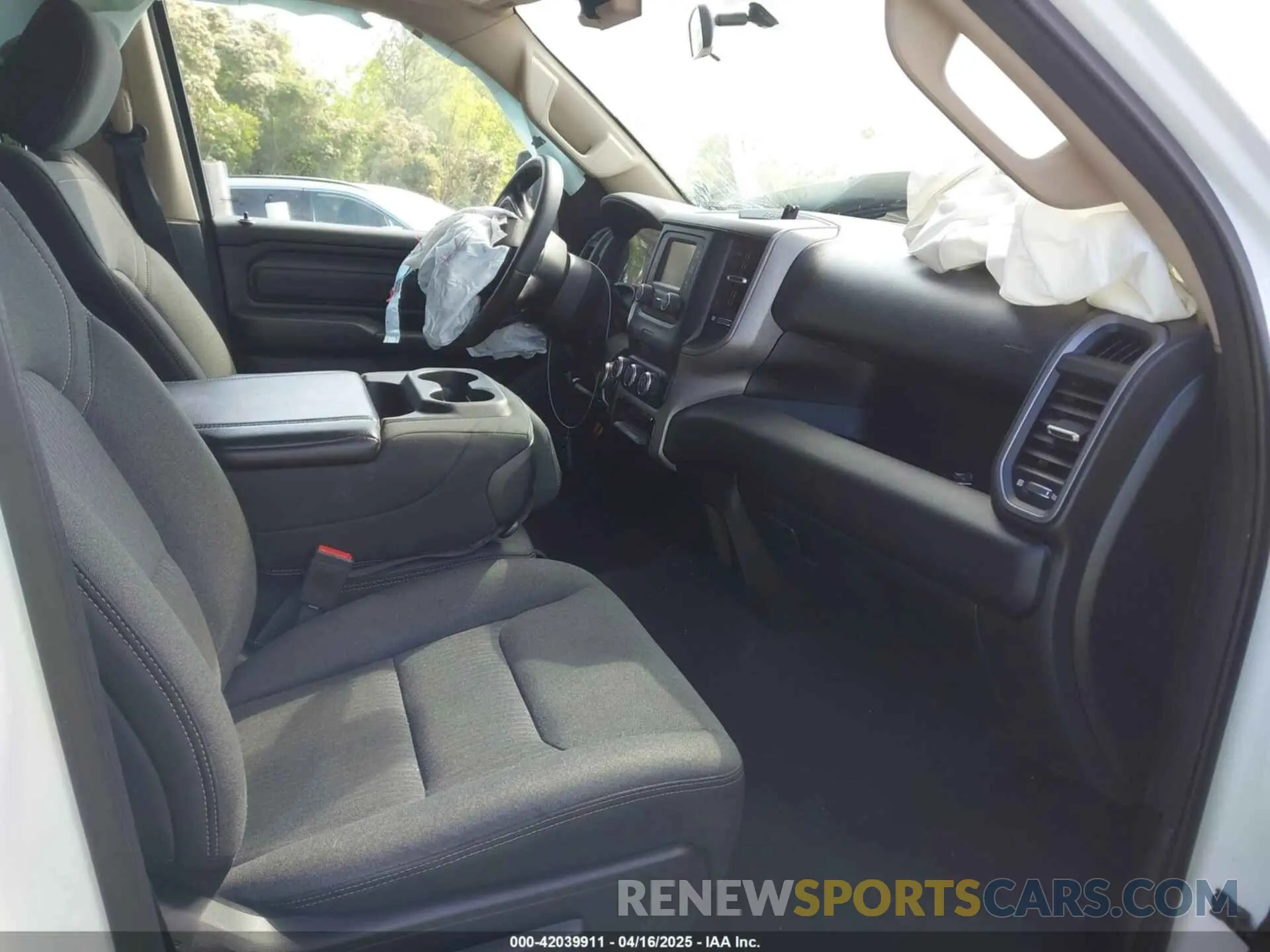 5 fotografías del automóvil dañado 1C6RRECT2KN596550 RAM 1500 2019