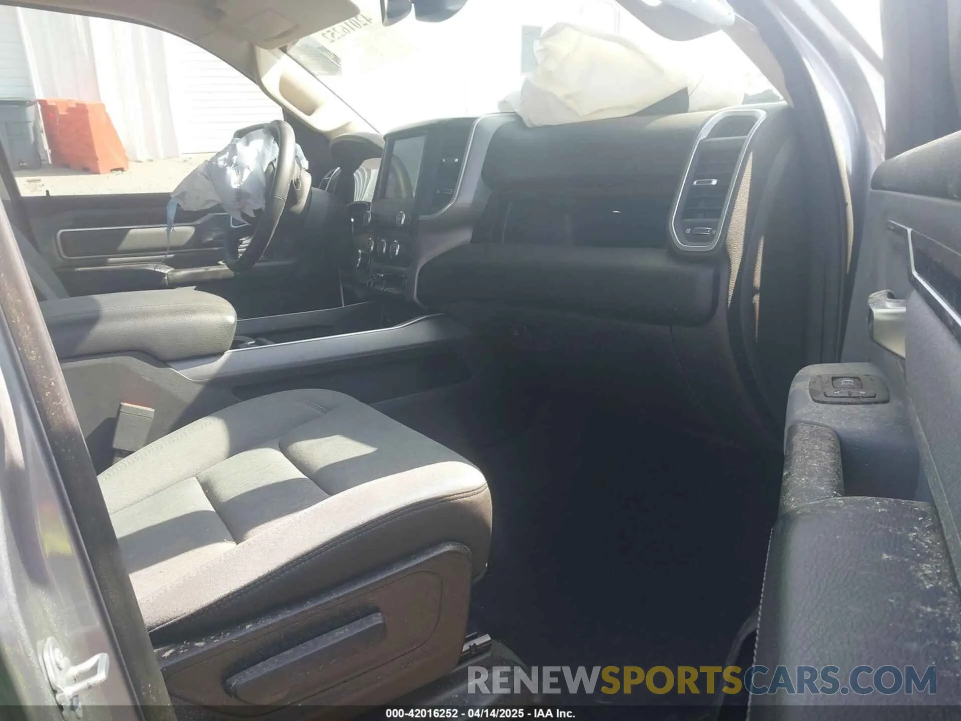 5 fotografías del automóvil dañado 1C6RREFT1KN684047 RAM 1500 2019