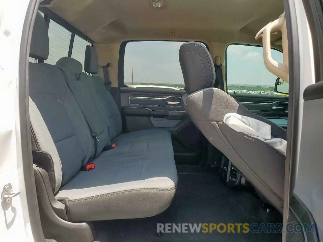 10 fotografías del automóvil dañado 1C6RREFT8KN568229 RAM 1500 2019