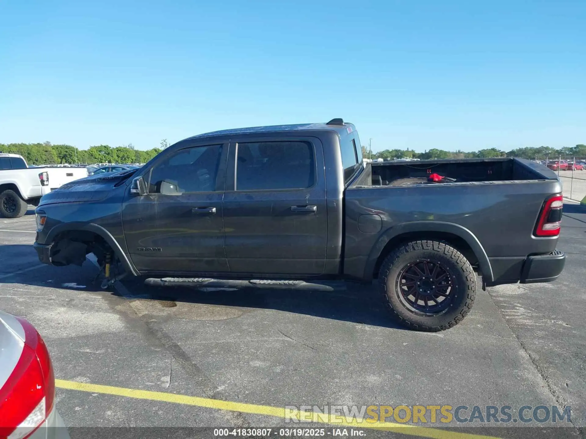 15 fotografías del automóvil dañado 1C6RRELT8KN549233 RAM 1500 2019