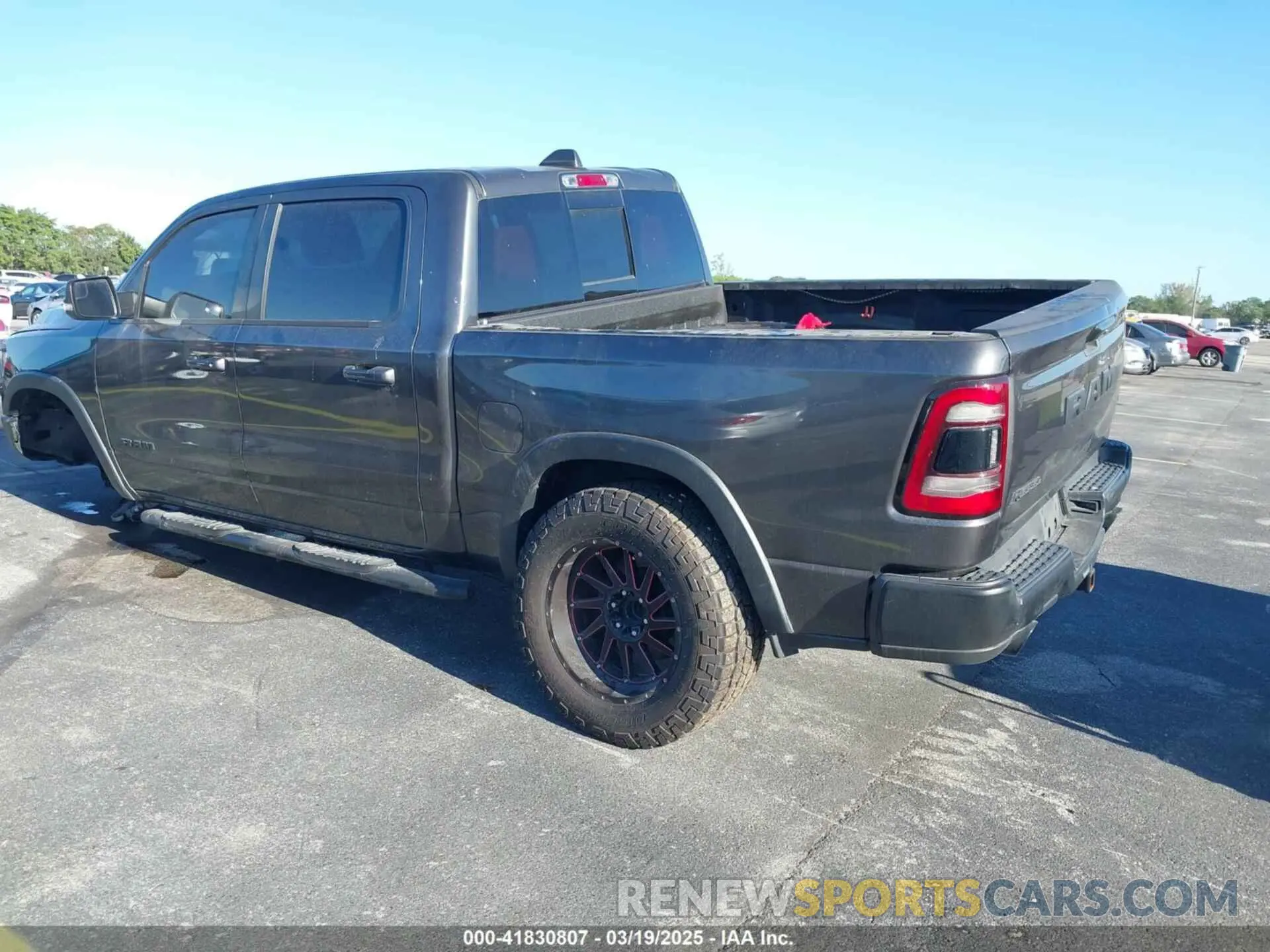 3 fotografías del automóvil dañado 1C6RRELT8KN549233 RAM 1500 2019