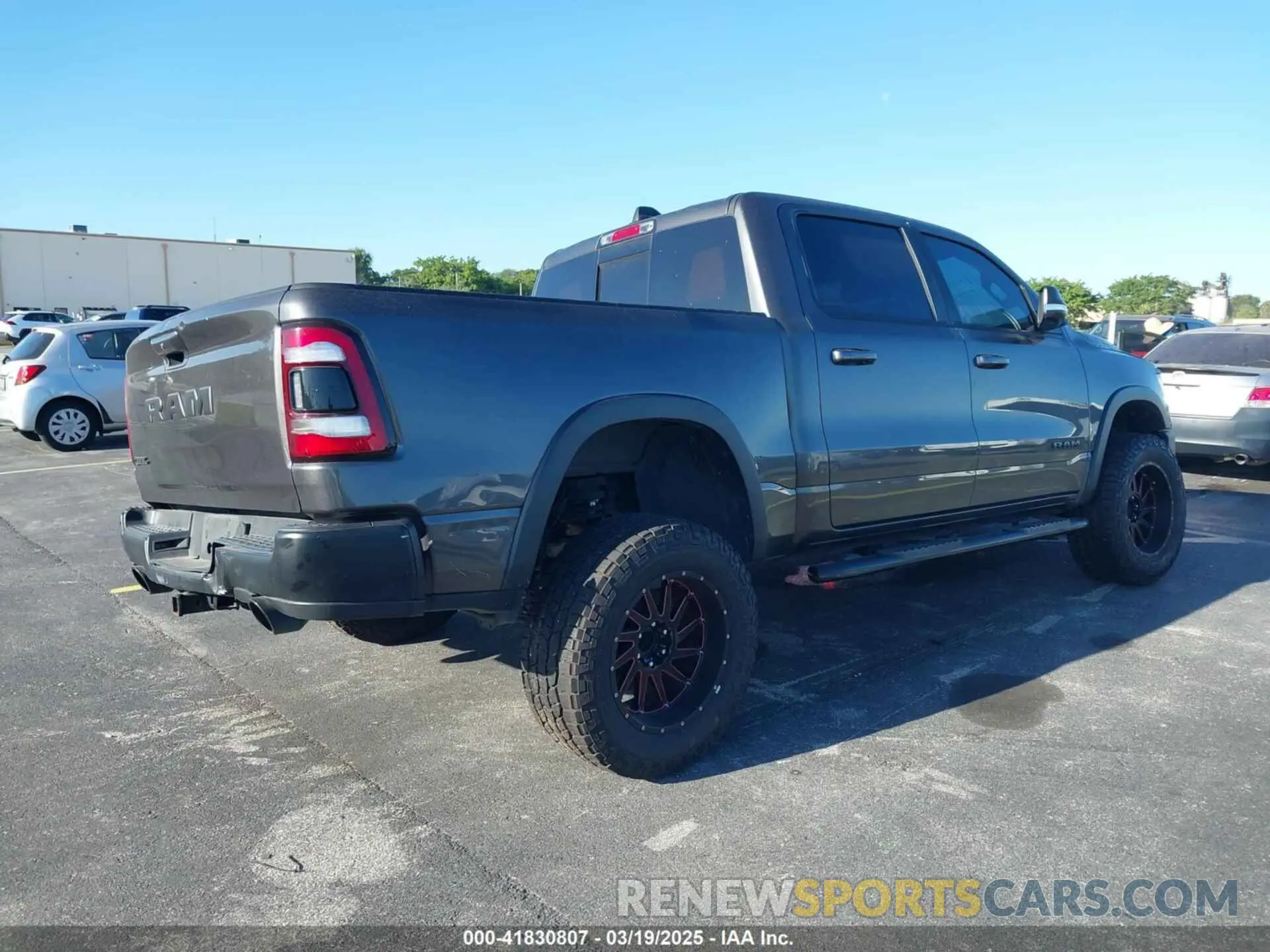 4 fotografías del automóvil dañado 1C6RRELT8KN549233 RAM 1500 2019