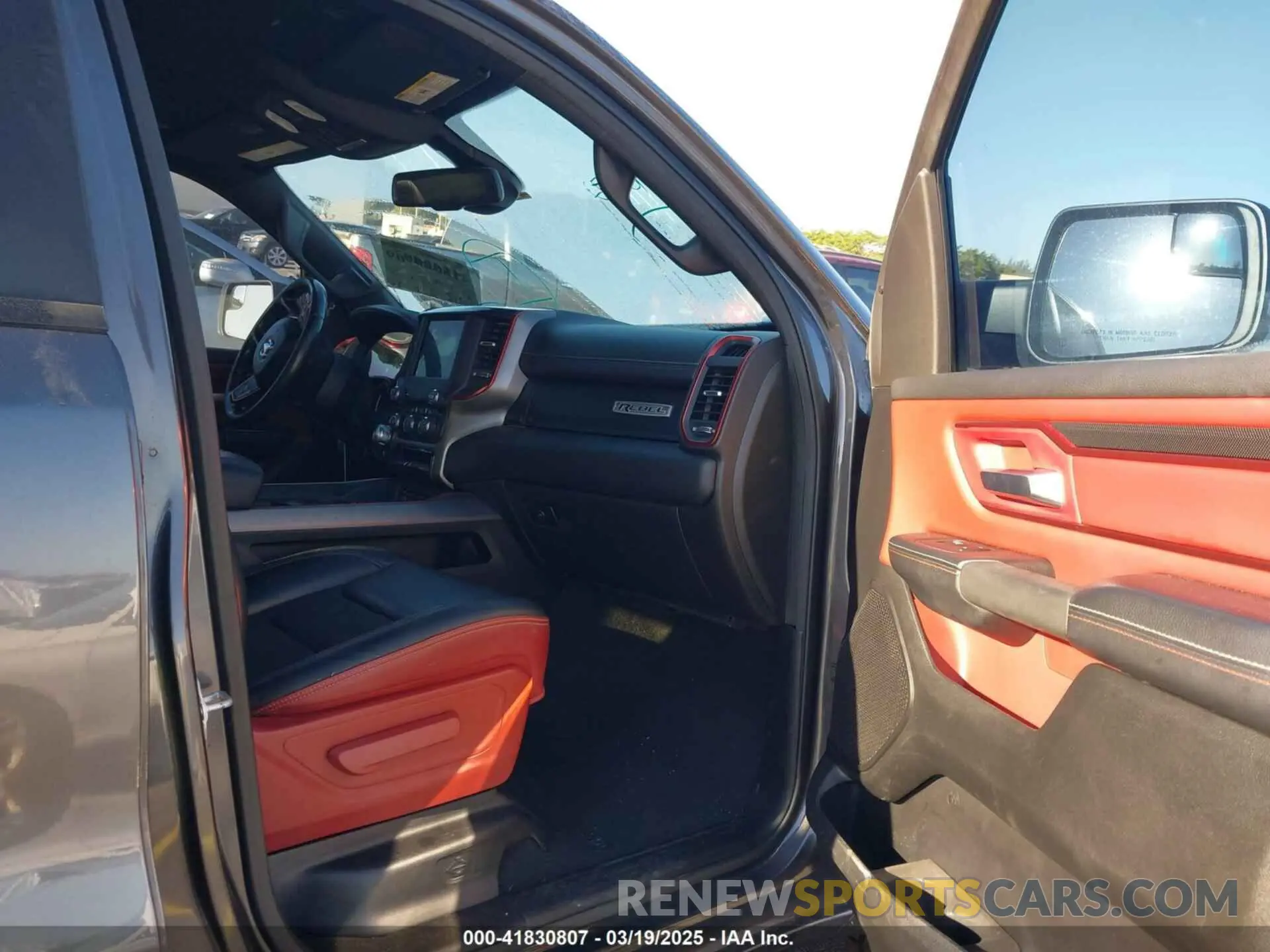 5 fotografías del automóvil dañado 1C6RRELT8KN549233 RAM 1500 2019