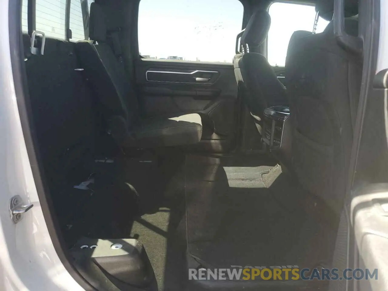 10 fotografías del automóvil dañado 1C6RRFFG8KN696205 RAM 1500 2019
