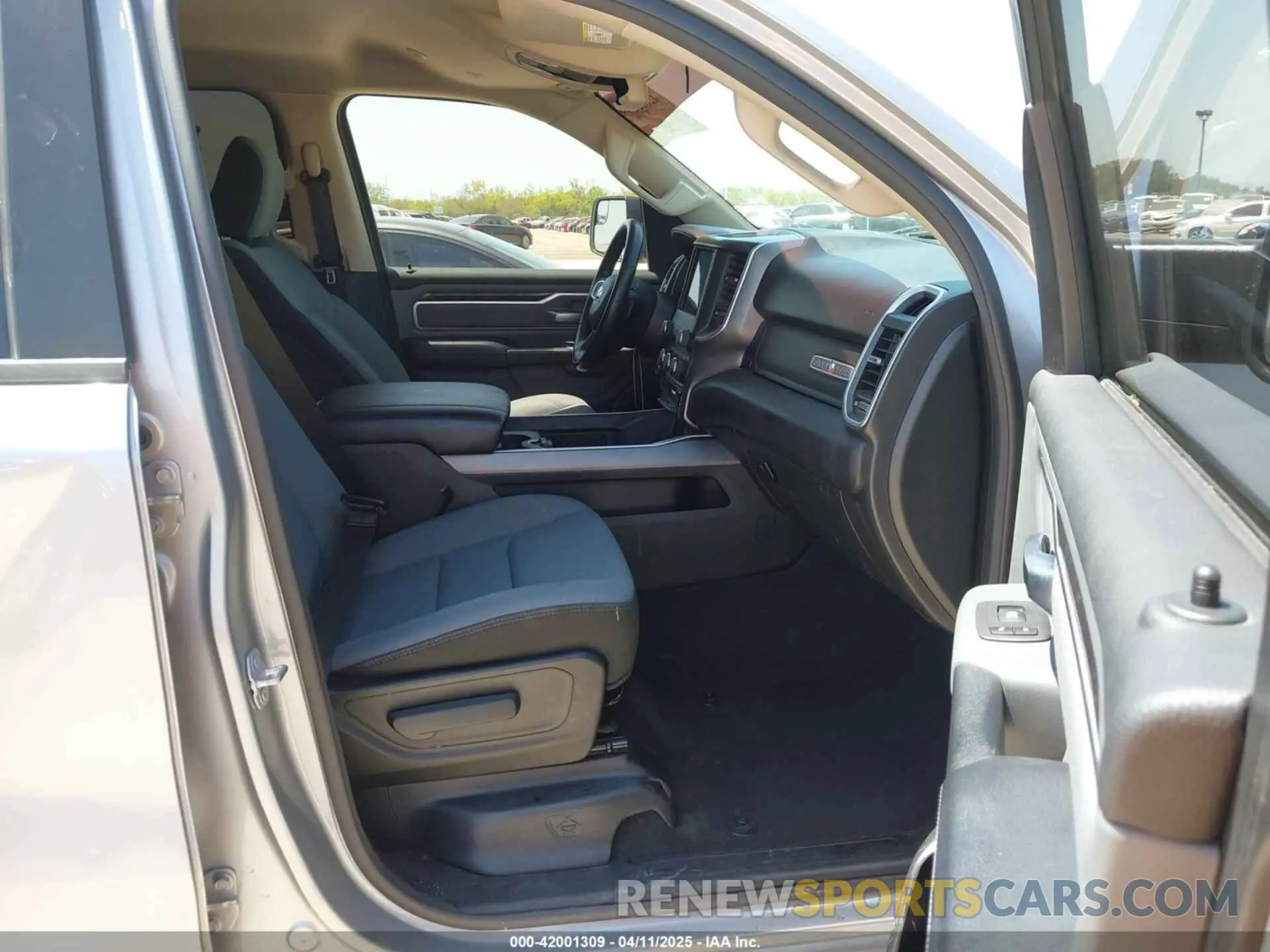 5 fotografías del automóvil dañado 1C6RREFT3LN321573 RAM 1500 2020