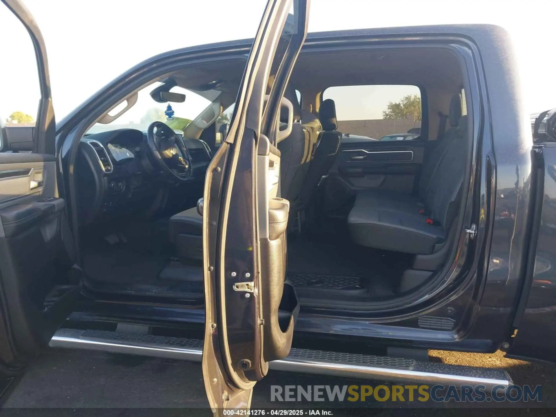 8 fotografías del automóvil dañado 1C6RREFT7LN401927 RAM 1500 2020