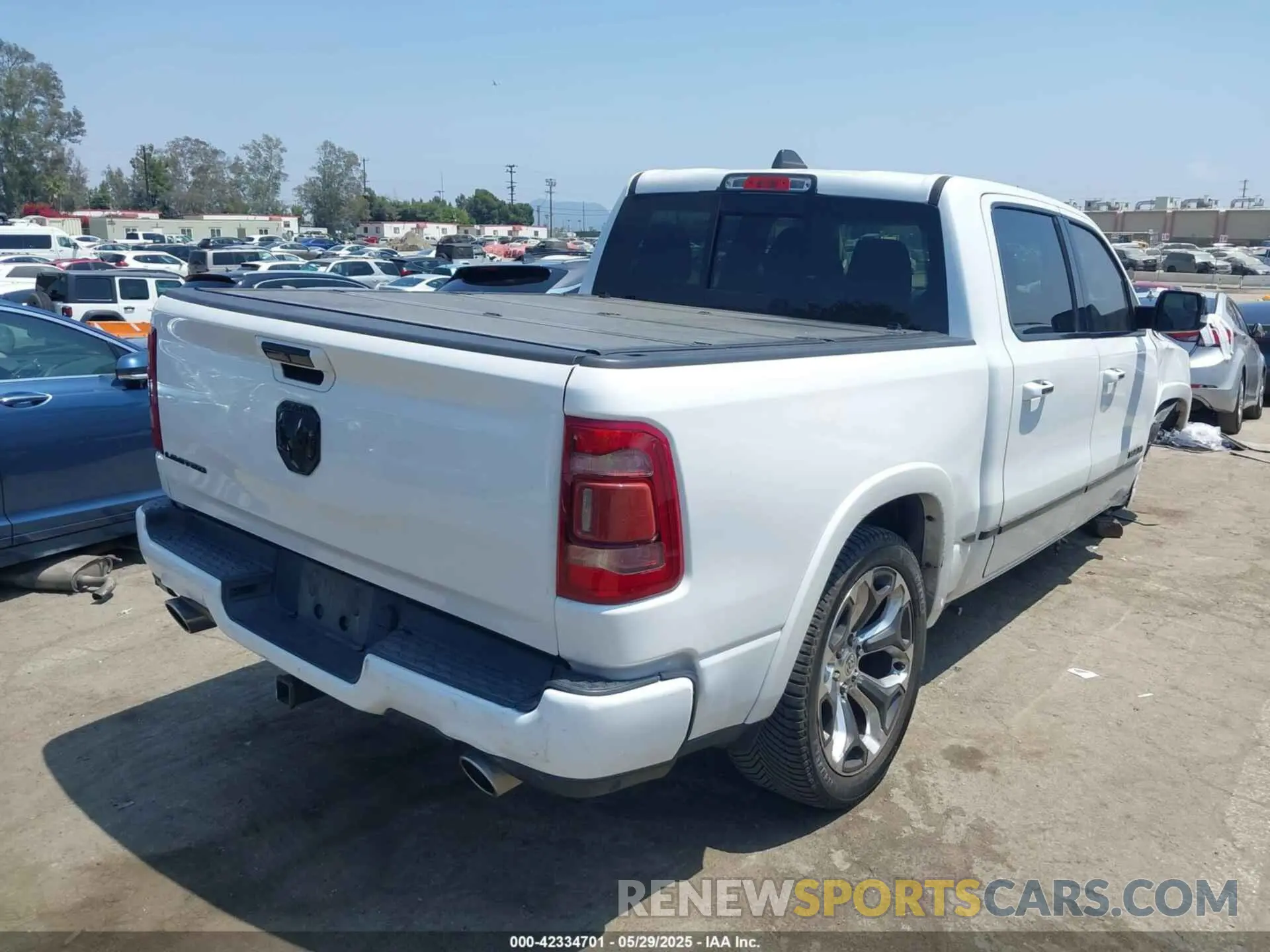 4 fotografías del automóvil dañado 1C6RREHM7LN179878 RAM 1500 2020
