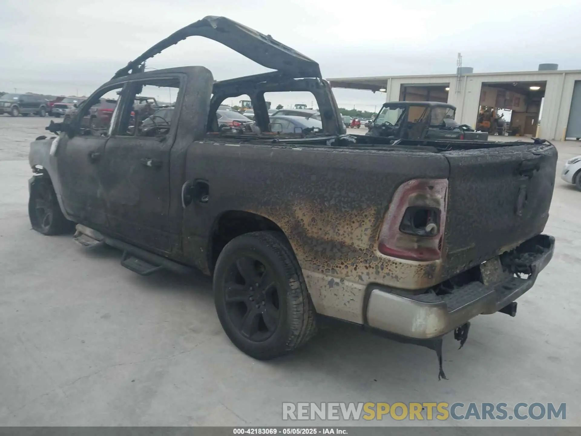 3 fotografías del automóvil dañado 1C6RRFFGXLN341957 RAM 1500 2020