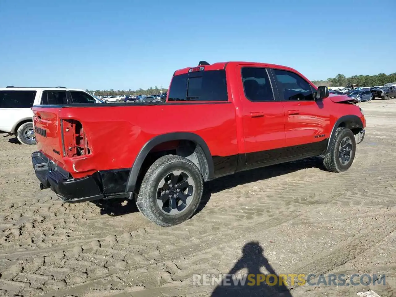 3 fotografías del automóvil dañado 1C6SRFET7LN307328 RAM 1500 2020