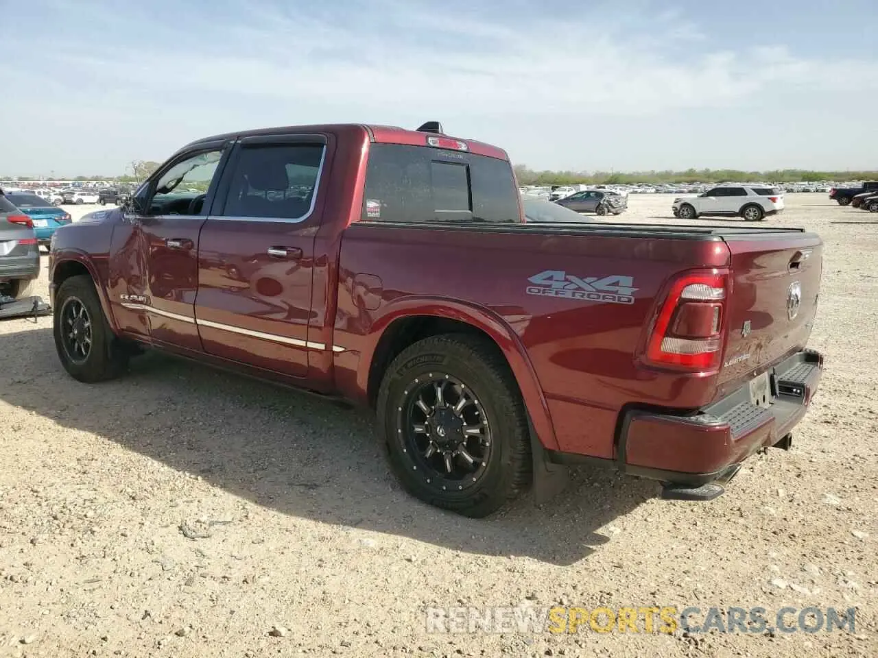 2 fotografías del automóvil dañado 1C6SRFHT1LN371196 RAM 1500 2020