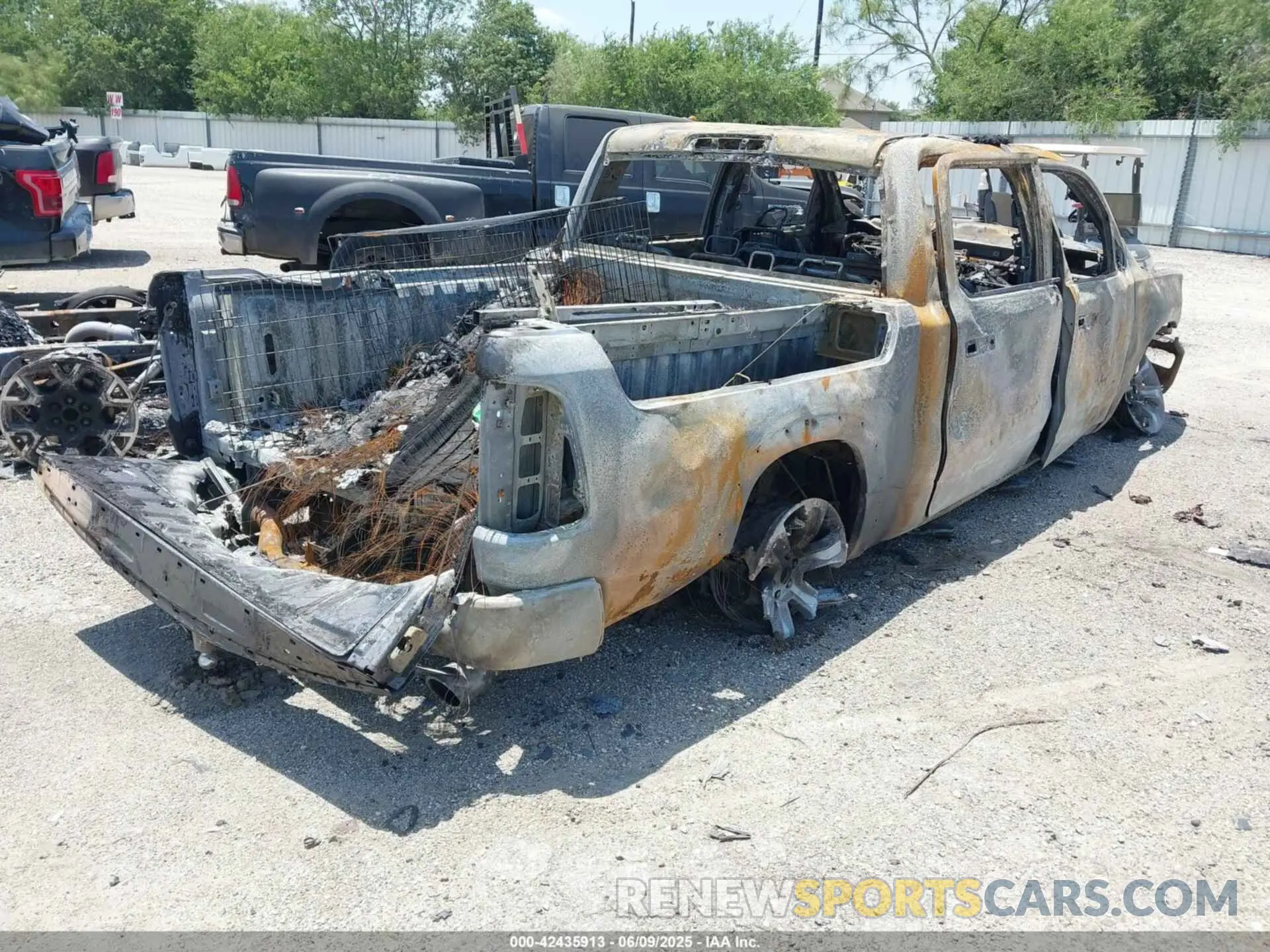 4 fotografías del automóvil dañado 1C6SRFKT9LN180750 RAM 1500 2020