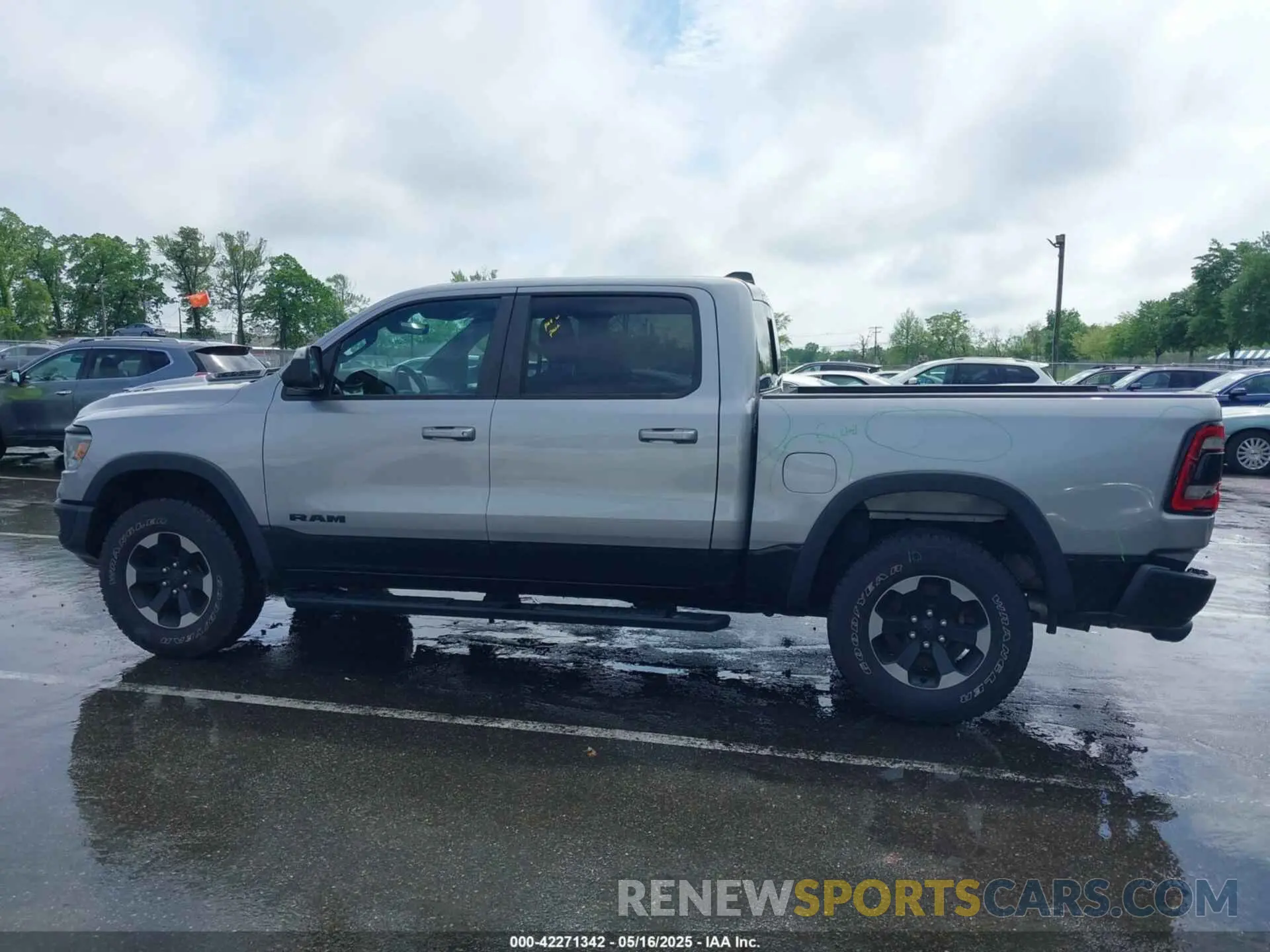 14 fotografías del automóvil dañado 1C6SRFLT1LN279335 RAM 1500 2020